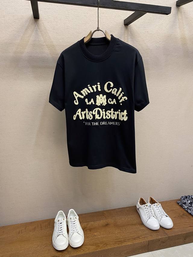 Amiri24Ss早春植绒字母刺绣短袖Tee 男女同款 简约奢华感的时尚,随意搭配感受英式风格独特气质. 宽松的版型展现出休闲随意的风格，无论是搭配牛仔裤、休闲