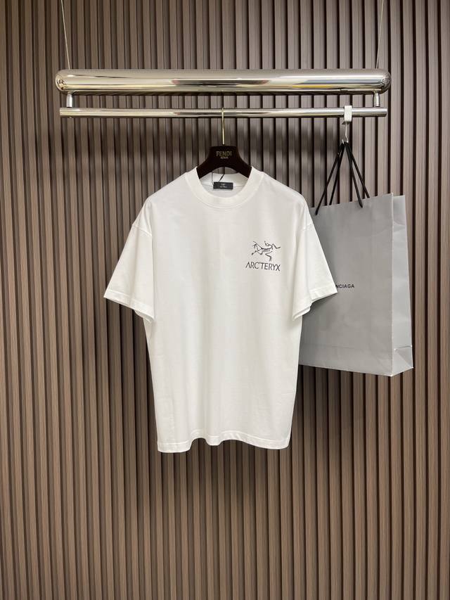 Arcteryx 始祖鸟 Logo印花圆领宽松美式复古短袖T恤 面料采用40支260G双纱面料，上身有型，质感无敌，绝对属于性价比极高的一款短袖T恤，舒适透气厚