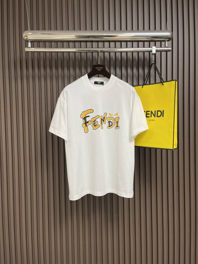 Fendi Logo标识印花圆领短袖T恤！客供定制面料，触感顺滑，却又挺括有型，上身质感十足！ 整体简洁大方而不失格调，上身感极强，绝对走在时尚最前端，穿着非常