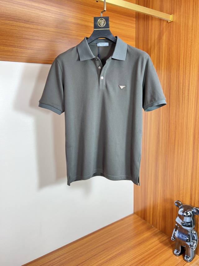Prada 普拉达 2025年春夏新品上新 三标齐全 翻领短袖Polo衫 好货不用过多介绍 看细节 专柜码数：M-Xxxl 175 140建议L，