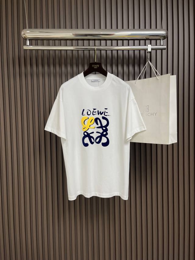 Loewe 罗意威 2025Ss新款圆领印花打底短袖T恤，定制全棉材质 亲肤柔软 弹力十足 圆领短袖裁剪 领口平纹包边 舒适有弹力 胸前品牌Logo印花 彰显格