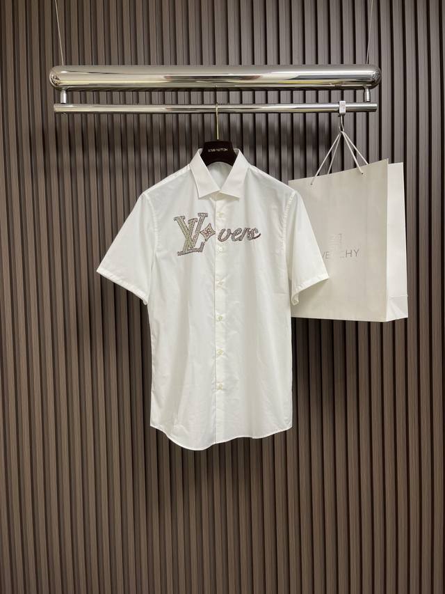 Lv 珠片字母短袖衬衫，采用精梳棉面料，100％棉，面料定织定染，上身柔顺，珠片刺绣字母让成衣华丽高级极具品牌元素多彩搭配当代年轻人的潮流首选，重工亮片刺绣选用