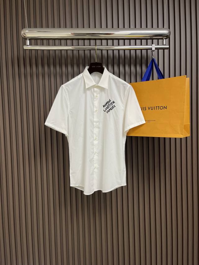 Lv 刺绣元素短袖衬衫，采用原版正品开模定制80支衬衫面料 经过多次开模测试刺绣裁片 达到原版一致 刺绣位置定位裁床 领标水洗唛吊牌齐全。尺码：S-Xxls码肩