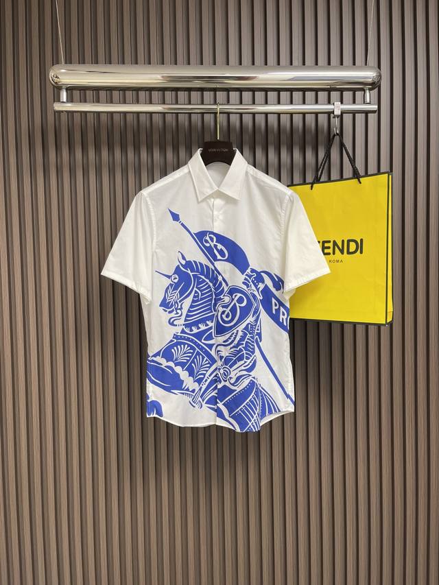Burberry 战马徽标短袖衬衫，骑士旗帜设计，弧形衣摆衬托完美版型，整件衣服都是定位剪裁，机洗不变形透气舒适上身清爽不闷汗！纽扣采用原版一致的贝壳扣袖口的金