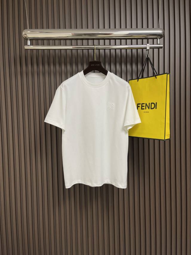 Loewe X On 联名款刺绣短袖T恤，采用24S特纺织紧密棉，185G；搭配32S1X1拉架螺纹，220G。采用立体刺绣工艺，徽标清晰还原间距曲线。精选具有