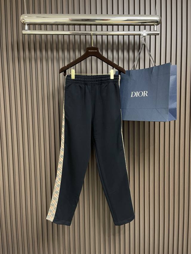 Burberry 2025Fw早秋新款针织毛圈长裤，休闲简单设计款式，弹力松紧带腰围 侧边经典品牌格纹点缀，内里同色系抽绳后贴布口袋，经典战马标签点缀后袋 尺码