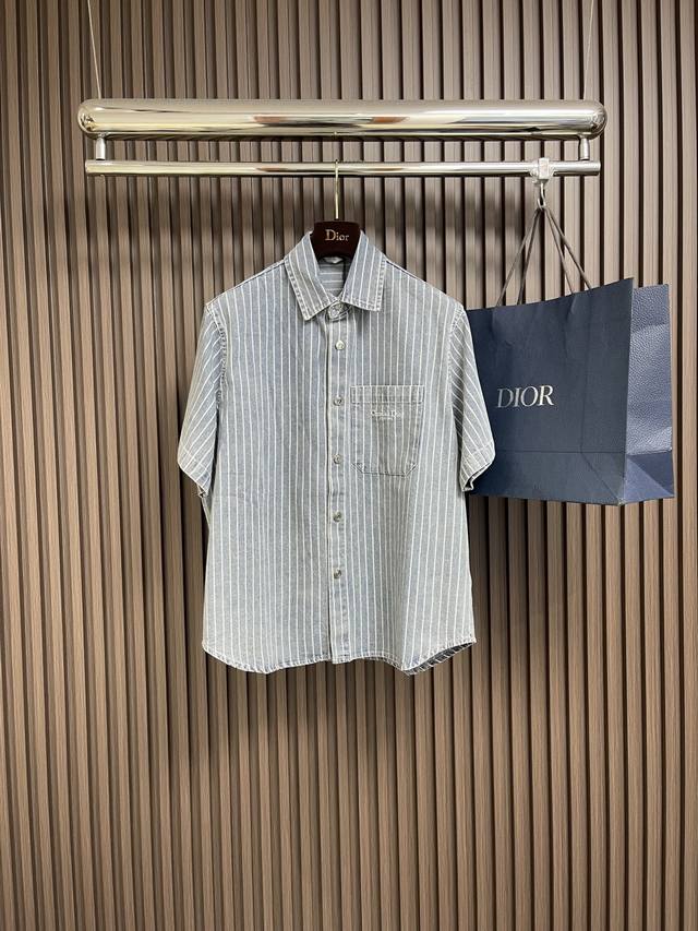 上衣 短裤 Dior 2025Ss 新款棉质条纹刺绣短袖衬衫短裤套装，采用蓝色条纹棉质斜纹面料精心制作，廓形优雅，正面饰以 Cistian Couture 刺绣