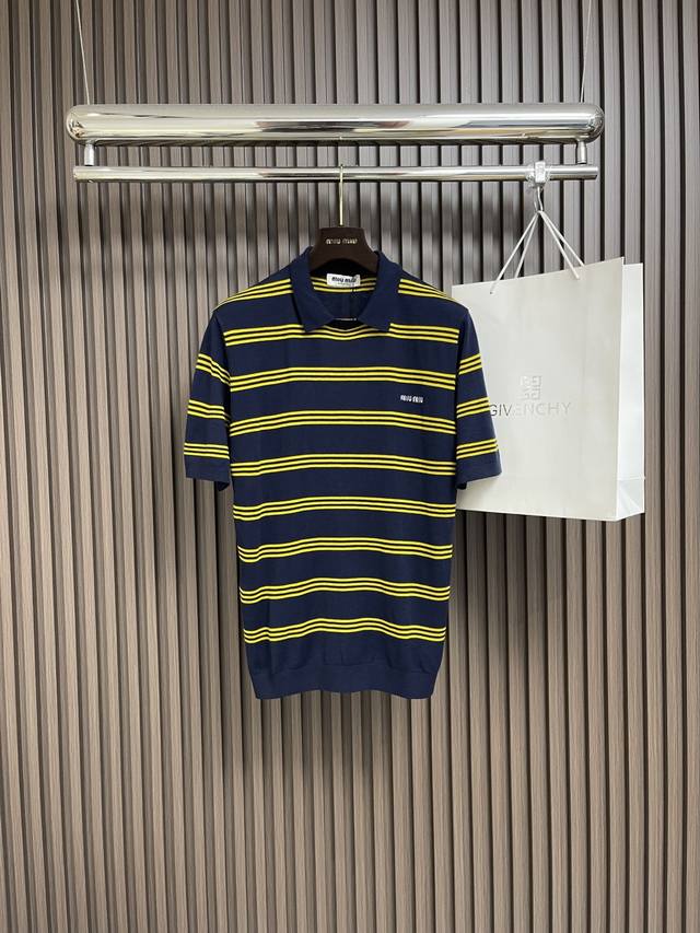 Miumiu 毛织条纹Polo衫，使用日本岛精Mfg-3D全成型机，以每英寸32针的密度织造，每个字母由5种不同捻度的纱线构成，形成微浮雕质感。 肩部采用意大利