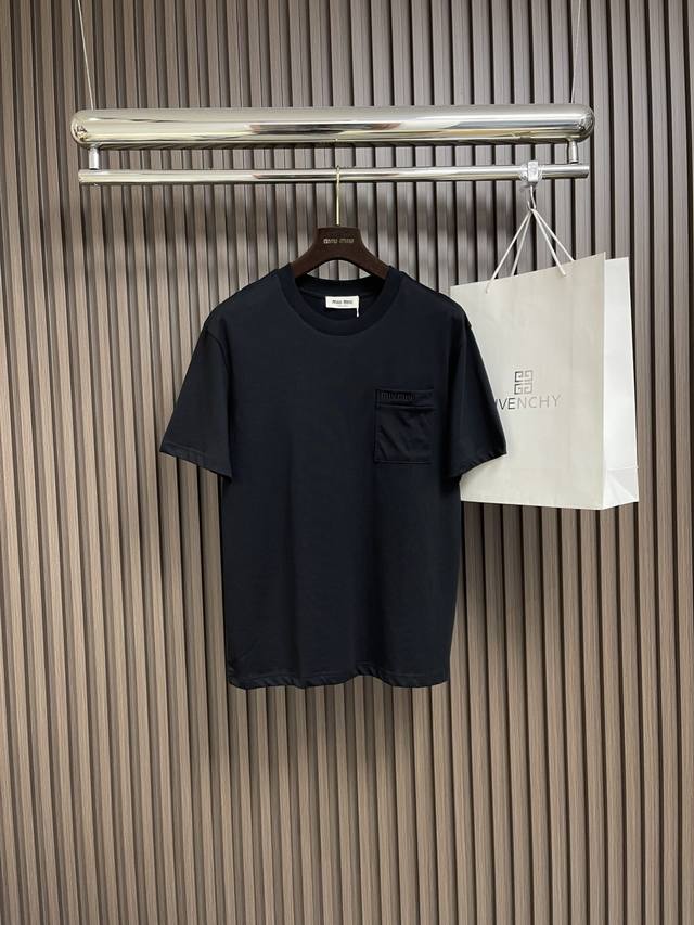 Miumiu 2025Fw春夏新品圆领短袖T恤，立体感Logo刺绣设计，常规半袖纯棉打底T恤，棉，手感面糯有骨感，柔而有韧性。工艺处理，韧性和抗皱性能得到大幅度