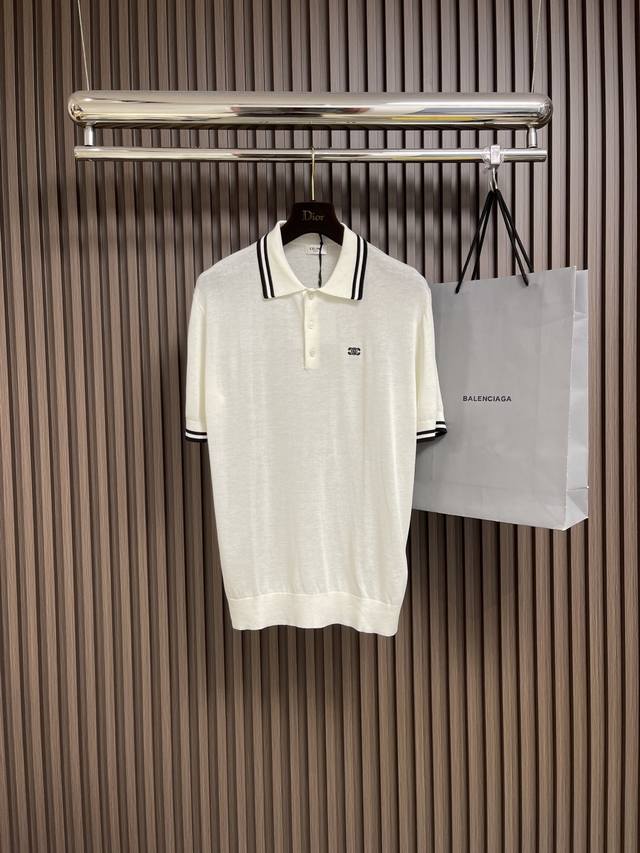Celine 2025Ss新款凯旋门针织翻领Polo，简约而不失格调， 这款针织白色衫，经典版型邂逅精致细节。黑白撞色条纹勾勒领口与袖口，灵动间尽显优雅。胸前标