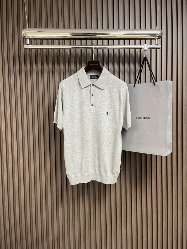 Palph Lauren拉夫男士针织Polo，简约而不失格调。作为品牌经典单品，它传承了拉夫一贯的优雅与品质，经典领型搭配精致纽扣，修饰颈部线条，增添正式感与精