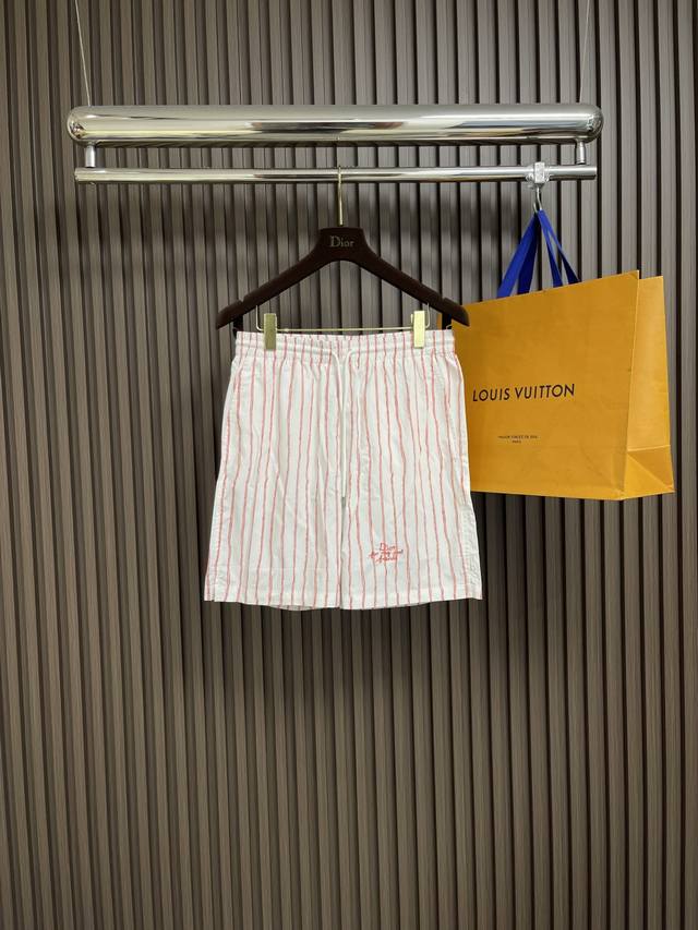 Dior 条纹缎纹短裤，这款短裤饰以象牙色和撞色条纹，向大自然致敬。采用棉质和亚麻混纺面料精心制作，搭配斜插口袋和弹力腰头，打造理想版型。下摆饰以重新诠释的红色