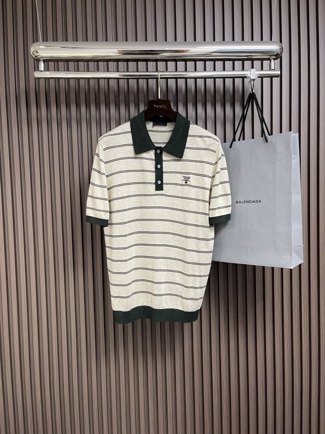 Prada 2025Ss新款撞色条纹刺绣短袖Polo，透气性极强的轻薄高端羊毛材质，打造品味绅士气质，邂逅这款条纹衫，仿若踏入意式风尚的优雅秘境。经典条纹交织，