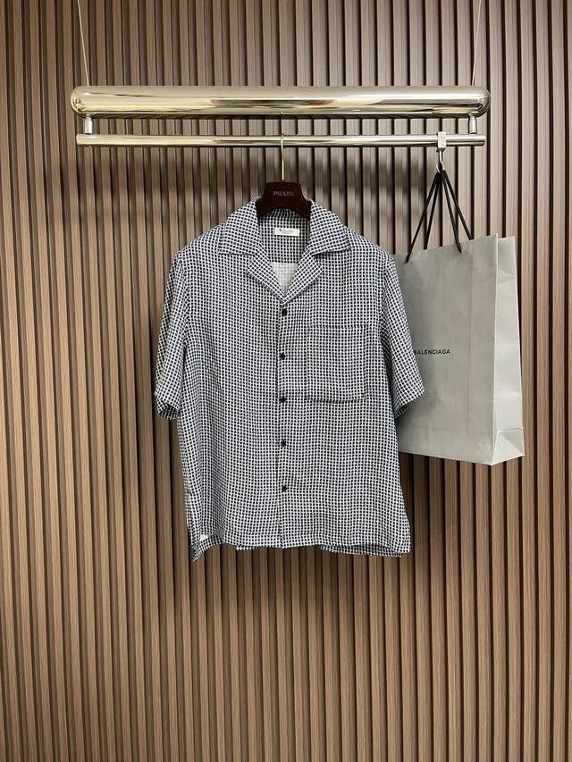 Lp Loropiana 格纹短袖衬衫，采用定制格纹面料，面料舒适柔软，亲肤透气，通过剑杆织机以28针厘米的密度织造，确保格纹对角线清晰无晕染，对格工艺，裁片时