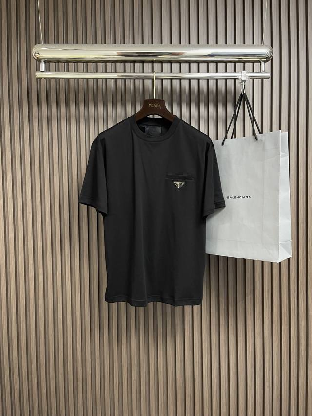 Prada 三角标口袋短袖T恤，采用原板独家定制260克32支双纱纯棉面料质感非常柔软舒服100％区别市场的顶级面料 不缩水 不变形 不起球 搭配320克1X1