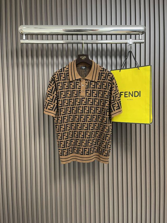 Fendi 2025Ss春夏新款双Ff老花字母短袖针织Polo衫，本款短袖Polo衫，采用经典衣领和纽扣开合设计。Ff羊毛材质，呈全幅镶饰效果。罗纹衣边装饰。尺