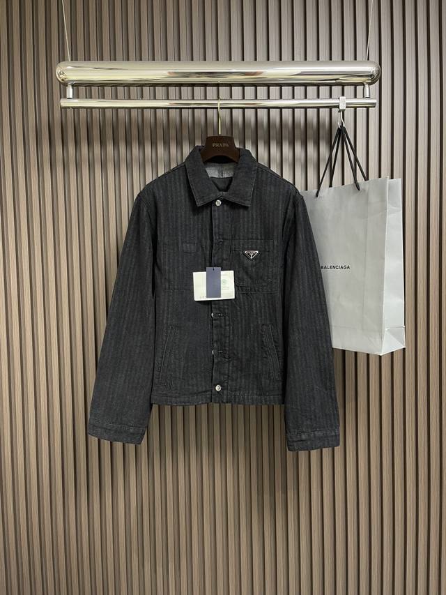 Prada 三角标牛仔夹克，定制曜石精洗单宁丝绒感牛仔料。胸口标志性三角徽标，独特的人字纹纹理。赋予夹克复古韵味与立体层次感，增添几分沉稳内敛的气质，模版机开袋