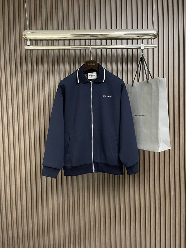 Miumiu 复合珠地翻领拉链外套，采用260克双纯棉珠地复合面料，底部采用26支超爽棉复合打底。两种面料复合后大约为420克。内衬里面料采用人棉100支面料，