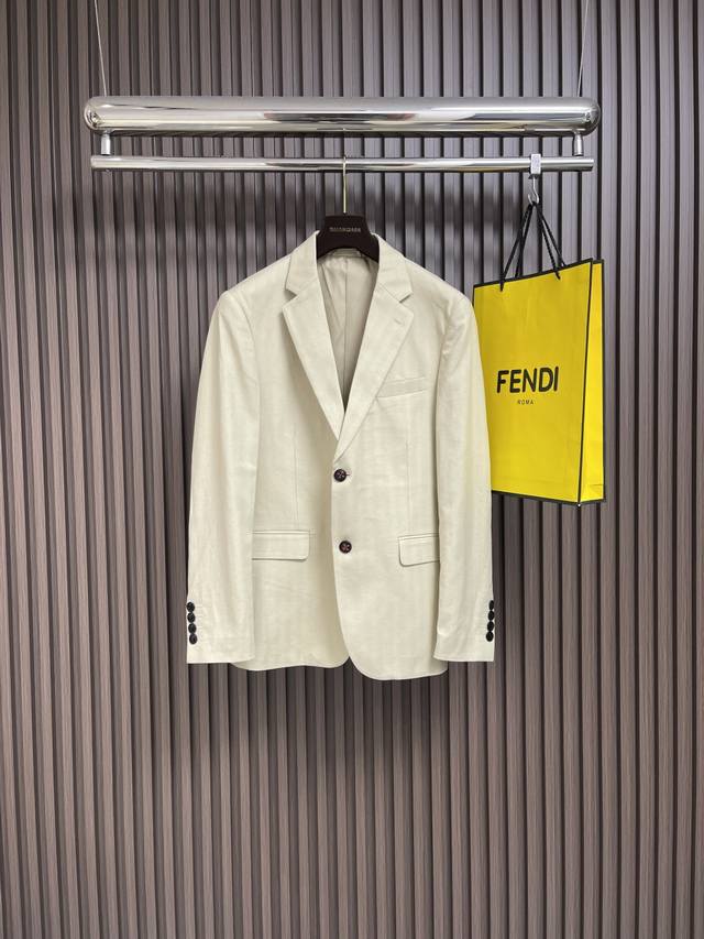 Kiton 2025Ss夏季新款西装外套，这款采用斜纹面料精心制作，完美缔造胸挺立廓的效果，质感所流露的档次绝非一般可比，具有出色的热调性和透气性，贴身舒适，可