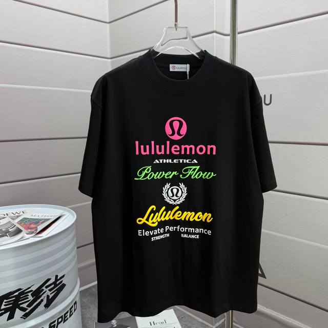 Lulu*Lemon*露露 2025春夏新款短袖T恤 前后经典字母 立体发泡印花工艺 定制双纱平纹纯棉面料 男女同款颜色：黑色 白色 尺码： S 90- 斤 M