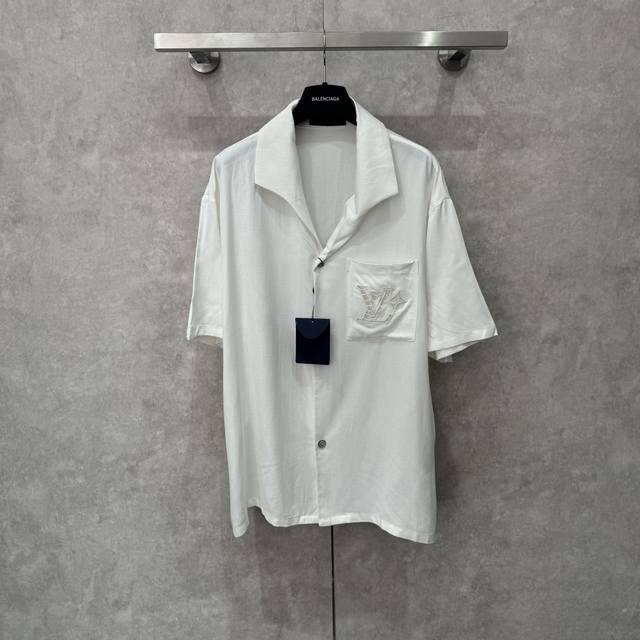Lv 棉麻蚕丝绣夏日衬衫Size S M L Xl 本款村衫选用桑蚕丝和大麻混纺，呈现山东绸一般的细腻肌理。英式刺绣工艺于胸前口袋勾勒镂空标识，开领短袖剪裁传递