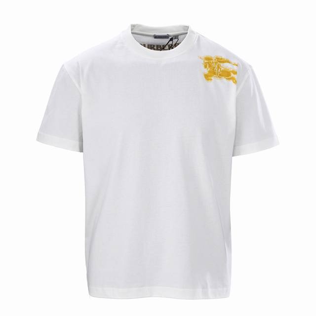 Burberry巴宝莉Bbr 喷涂战马短袖T恤原版4500购入，原版订织定染原版订织定染235G ，麻棉材质。进口机直喷，品质还原原版品质。后背字母Logo反向