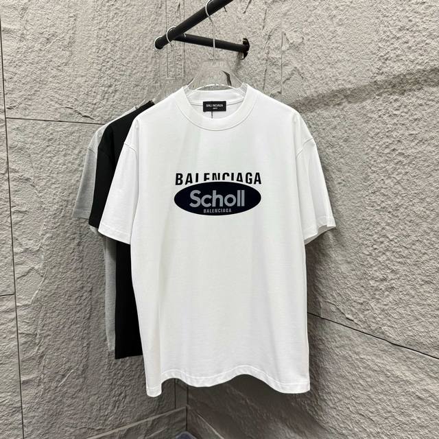 Balenci*Ga 巴黎2025春夏新款短袖T恤衫 经典字母立体硅胶+植绒工艺 定制双纱平纹纯棉面料 短袖T恤 男女同款颜色：黑色 白色 安哥拉红色尺码： S