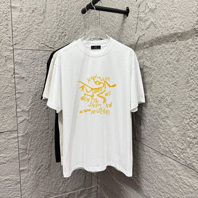 Arc'teryx*始祖*鸟2025春夏季潮牌新款 个性经典字母Logo 立体植绒工艺 定制双纱平纹纯棉面料 短袖T恤 男女同款颜色：黑色 白色 安哥拉红色尺码