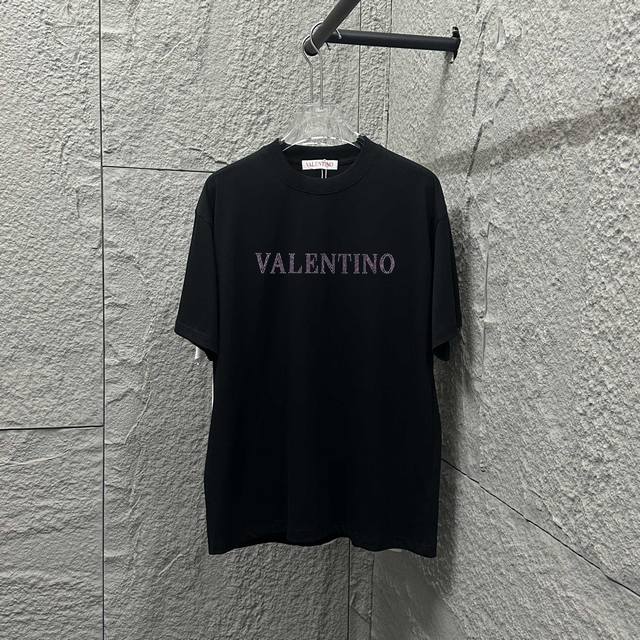 Valent*华伦*天奴 2025春夏新款 经典粉色字母烫钻工艺 定制双纱平纹纯棉面料 短袖T恤 男女同款尺码： S 90-130斤 M 120-150斤 L