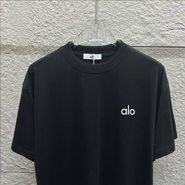 Alo*2025春夏款 经典简约字母Alo刺绣工艺 个性Logo 定制双纱平纹纯棉面料 短袖T恤 男女同款颜色：黑色 白色 花灰色 安哥拉红 尺码： S 90-
