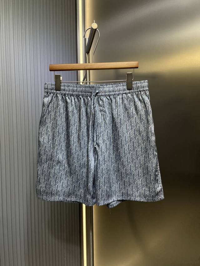 Dior 顶级原单 桑蚕丝斜纹面料 Oblique印花短裤 这款短裤彰显经典的 Oblique 印花。采用桑蚕丝斜纹面料精心制作，搭配裤脚、侧面贴边口袋和后侧贴