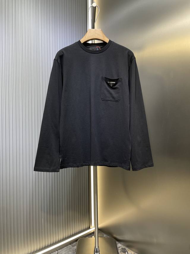 Prada 顶级原单 三角标口袋长袖定制丝韵柔滑棉平纹绸 透气清爽 舒适贴肤 标志性Prada三角标点缀胸前 彰显品牌魅力 加以口袋设计巧妙融合 口袋风情散发独