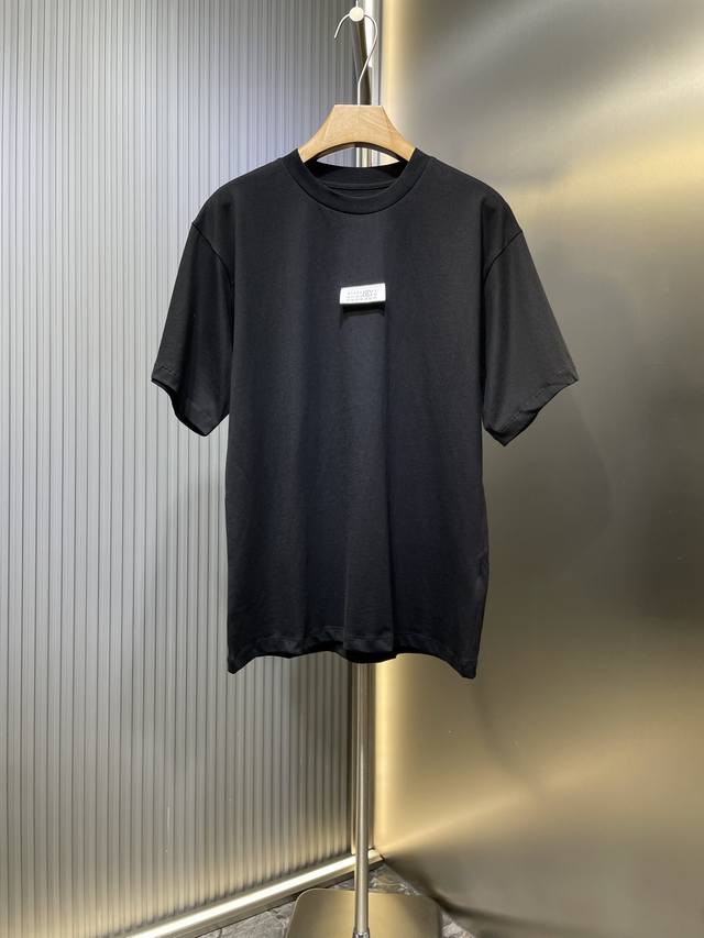 Maison Margiela 顶级原单 标签贴布短袖1699购入开发描述：定织200Gm2精梳棉，经过双重气流梳理，剔除短纤维杂质，预缩处理技术，采用编织系统
