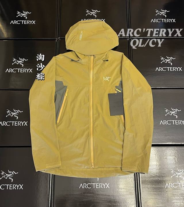 款号K20Arcteryx始祖鸟 登山攀岩系列 Serratus Hoody 品牌Logo刺绣软壳百搭夹克外套 这是一款专为攀登设计的高性能软壳夹克，兼顾保暖、