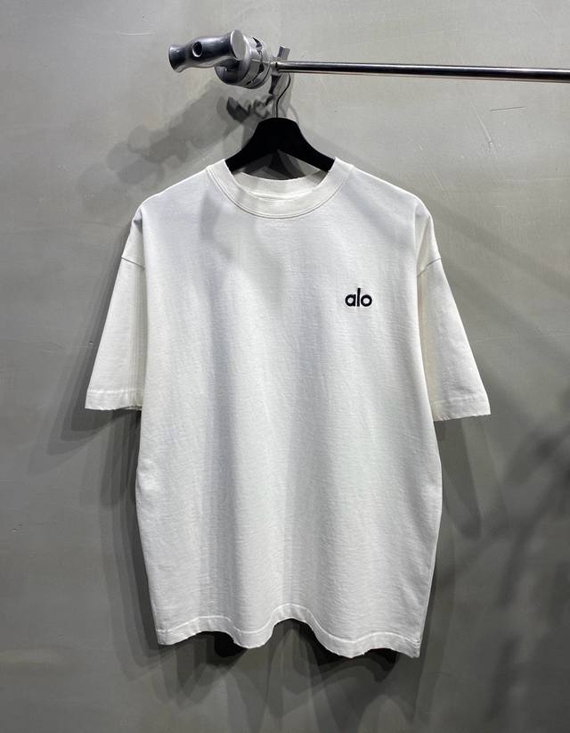 9969 Alo Yoga Ss25重磅宽松刺绣小字母Logo做旧破坏纯色圆领短袖T恤： Alo绝对是你的夏日救星！它的面料是精选的优质纯棉，触感柔软又细腻，就