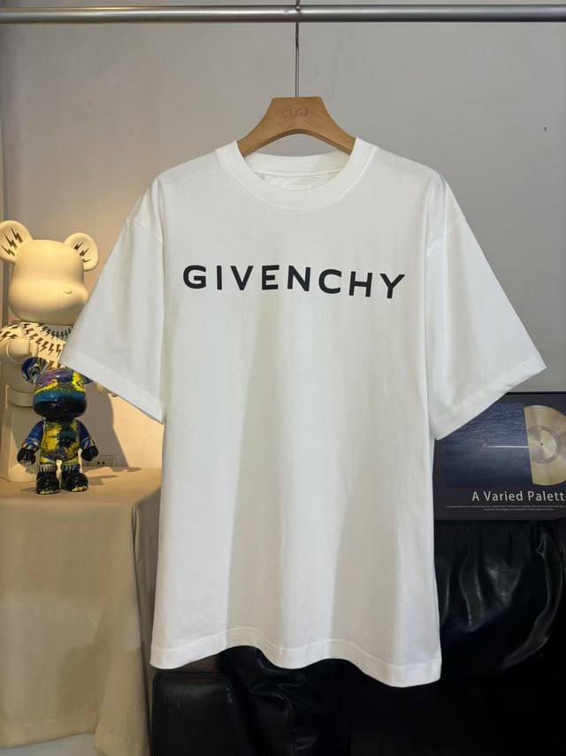 实拍图 顶级版本 #Givenchy#纪梵希.25Ss.经典字母印花短袖T恤面料采用定制Giv全棉双纱面料，克重260G，手感松软细腻扎实，舒适透气不易变形，螺