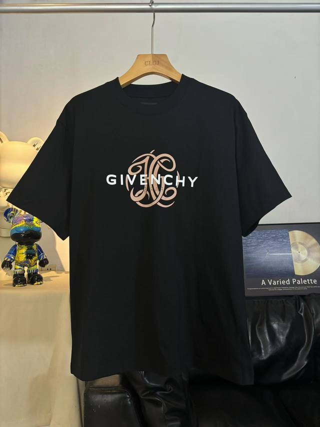 实拍图 顶级版本 #Givenchy#纪梵希.经典字母图案印花短袖T恤，官方原版，定制Giv全棉双纱面料，克重260G，手感松软细腻扎实，舒适透气不易变形，螺纹