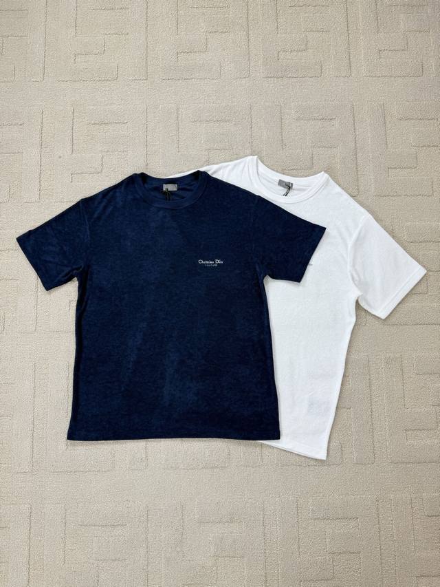 平铺细节 Cd Dior 迪奥毛圈布字母刺绣短袖T恤这款 Christian Dior Couture T 恤是二零二五秋季男装系列新品，致敬 Dior 传承。