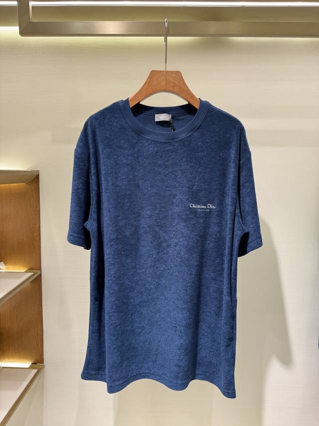 Cd Dior 迪奥毛圈布字母刺绣短袖T恤这款 Christian Dior Couture T 恤是二零二五秋季男装系列新品，致敬 Dior 传承。采用蓝色棉