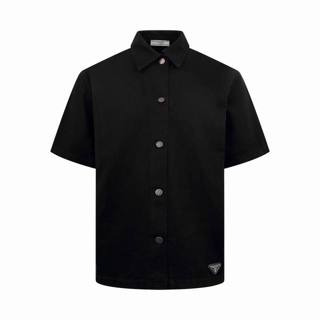 Prada 徽标牛仔衬衫定制臻绒高密幻影斜纹缎 触感细腻 舒适贴肤 以水洗单宁为画布 散发复古魅力 标志性Prada三角标点缀于下摆 以Prada复古铜扣轻叩现