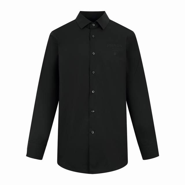 Prada Logo 烫图衬衫 定制超薄记忆棉织纹 轻盈透气 舒适贴肤 一抹纯粹的黑 悄然绽放它的高级质感 标志性 Prada烫图点缀正面 以简约的线条勾勒优雅