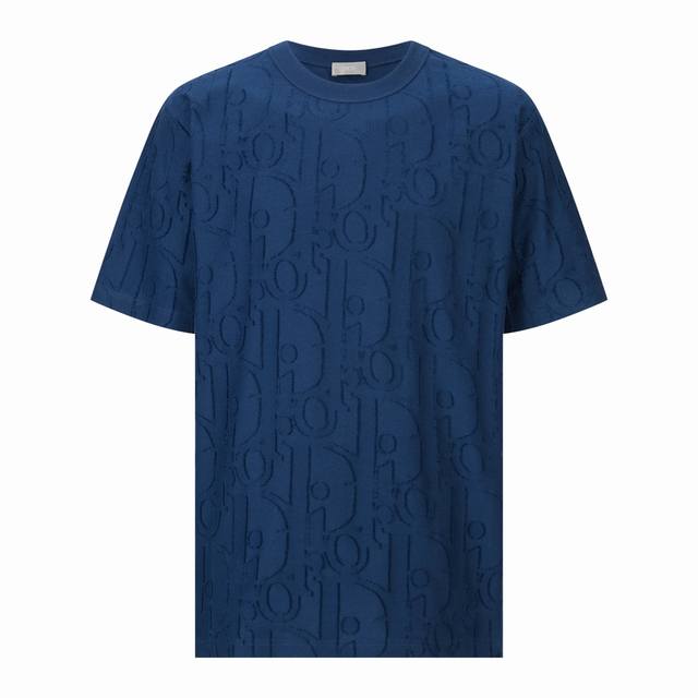 Dior 剪花浮雕Logo短袖面料：32支单纱面料，螺纹采用1*1扁机螺纹。工艺：采用布匹激光烧花，激光烧完后需人工剪掉剩于毛边料。原版扫描开发1：1图案，每一
