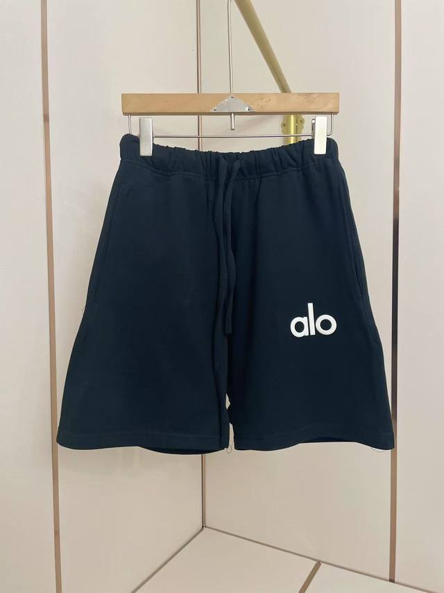 Alo 2025新款硅胶字母短裤 硅胶字母 立体饱满有型 420克重磅面料 100%纯棉 宽松舒适 休闲随性 上身没有束缚感 黑白双色 四种图案色可选 码数S-