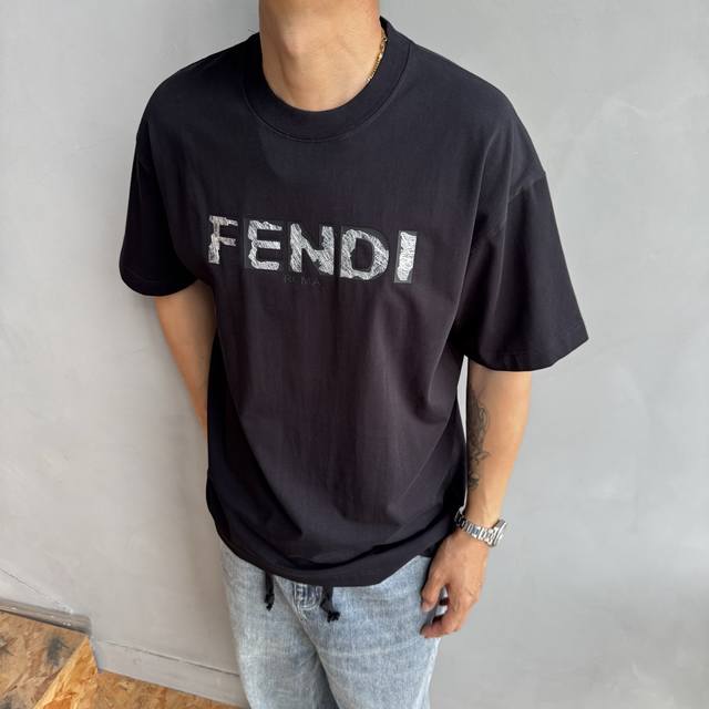 Fd夏季短袖采用优质棉质面料，亲肤舒适！版型完美！百搭款！Logo设计别具一格，上身效果潮流时尚活力满满！码数：S-2Xl 高端货品