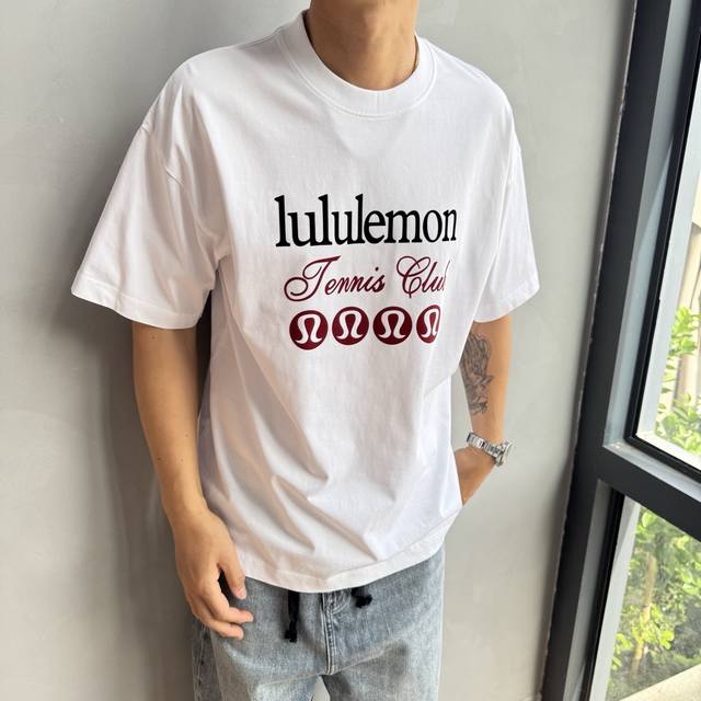 Lulu夏季短袖采用优质棉质面料，亲肤舒适！版型完美！百搭款！Logo设计别具一格，上身效果潮流时尚活力满满！码数：S-2Xl 高端货品