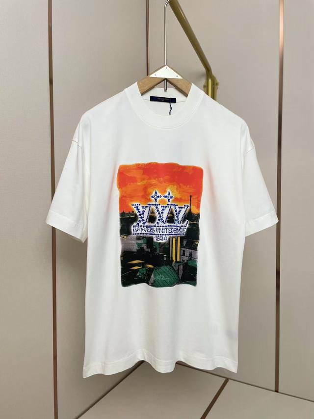 Lv 巴黎屋顶水钻签名T恤 在2025 春夏系列时装秀上亮相的这款 正面饰有描绘巴黎屋顶的彩色印花，并镶嵌蓝色水晶的 Lv Vers United 独家标志。这