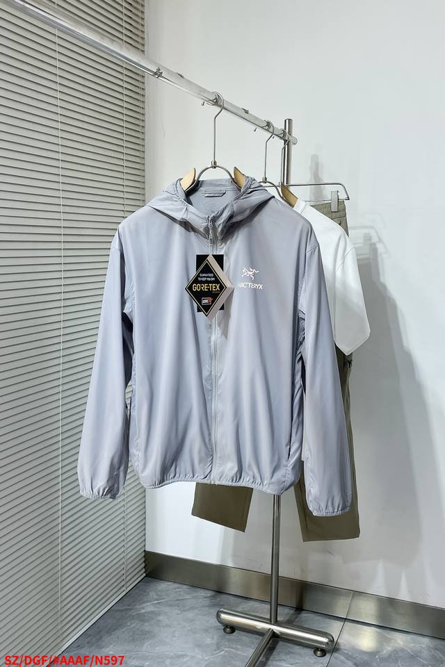 N597 Sz 始祖鸟 2025夏季Aw新品，时尚休闲连帽防晒外套，同步有售，原单狠货，进口原版面料，工艺极度复杂，视觉相当雅致时髦，高贵而优雅，从主体面料到细