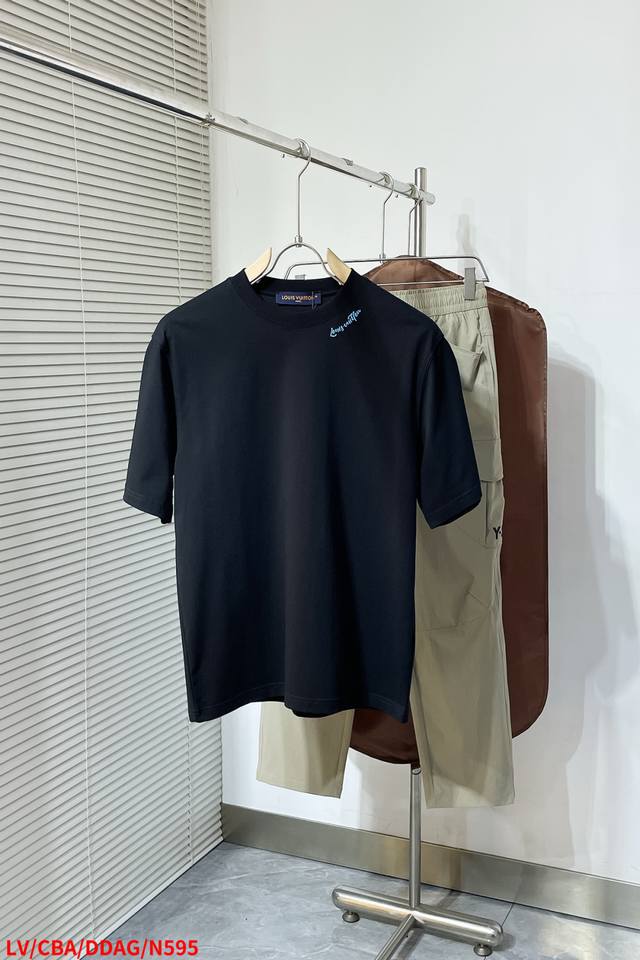 N595 Lv 25Ss春夏 新品 定制蚕丝面料丝滑透气！时尚经典圆领短袖时尚单品设计，更加时尚舒适，高标准定制，上身非常有型，胸前品牌经典Logo 图案 客供