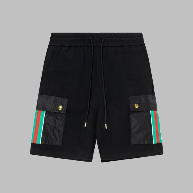 Gucci 古驰 红绿织带工装口袋Logo刺绣2025Ss新款针织短裤，定制面料采用威化布织法，超高端针织工艺，版型紧致立体，定制裤绳五金质感强，顺滑，上身舒适