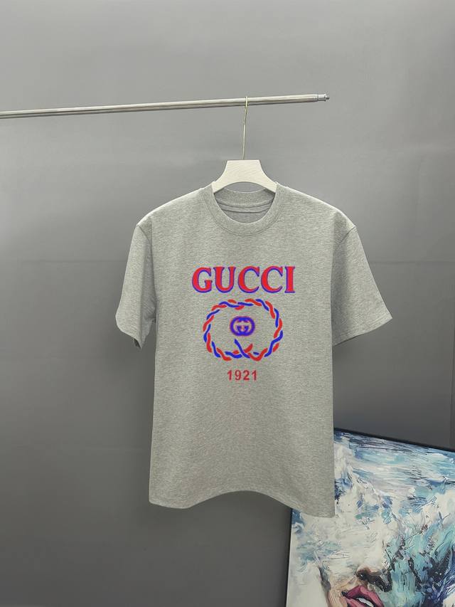 Gucci古奇2025春夏经典印花圆领短袖T恤采用280克双纱精棉，衣服偏厚使整体高透气和柔软性，高版本，三标齐全！男女同款颜色：杏色 黑色 灰色 杏色-尺码：